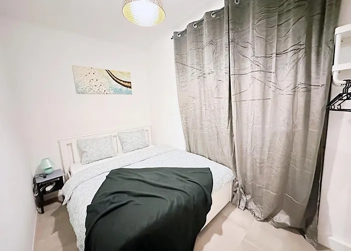 Charming Three Bedrooms Near Station Appartement
